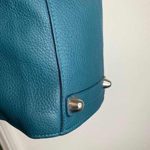 Pittards Soho Carryall Leather Tote Bag in Celeste - Picture 6 of 15